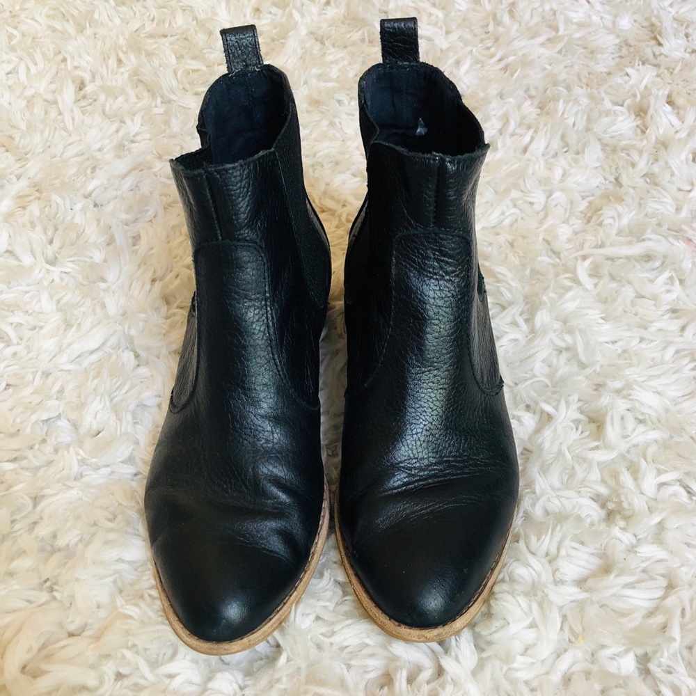 Gap black leather bootie